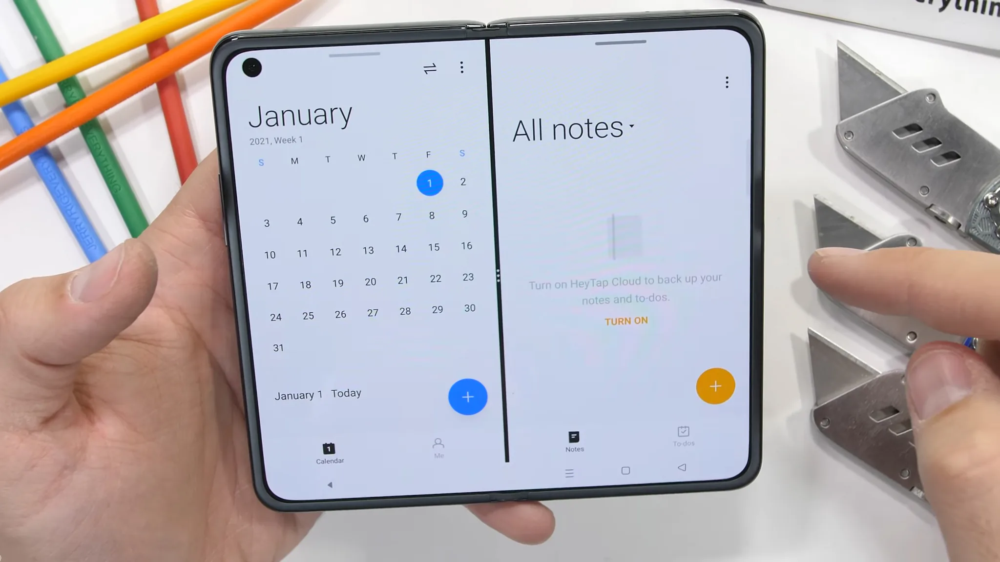 Thử nghiệm độ bền OPPO Find N với cát và vật cứng từ JerryRigEverything