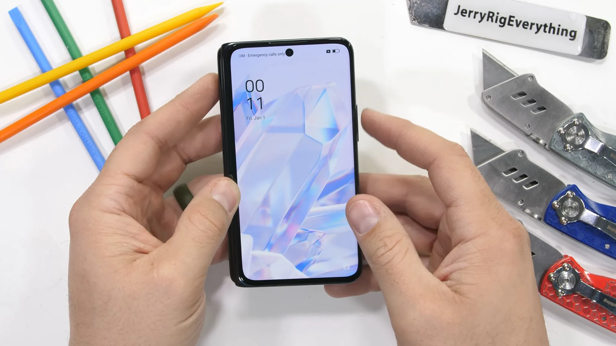 Thử nghiệm độ bền OPPO Find N với cát và vật cứng từ JerryRigEverything