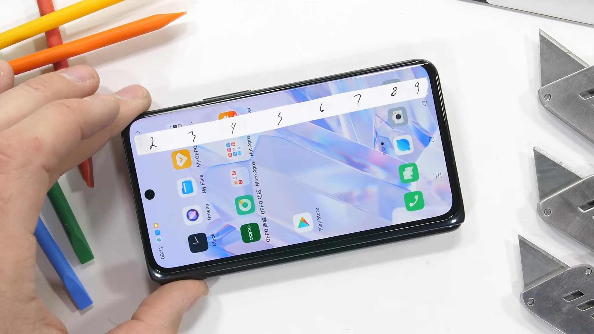 Thử nghiệm độ bền OPPO Find N với cát và vật cứng từ JerryRigEverything