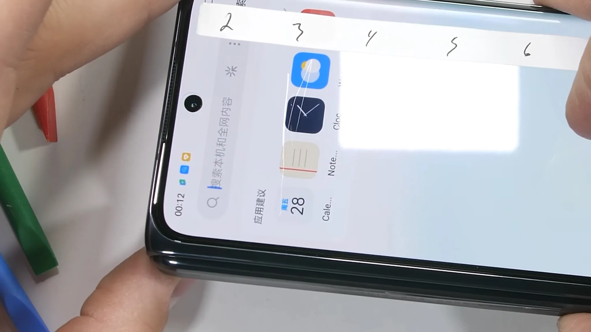 Thử nghiệm độ bền OPPO Find N với cát và vật cứng từ JerryRigEverything