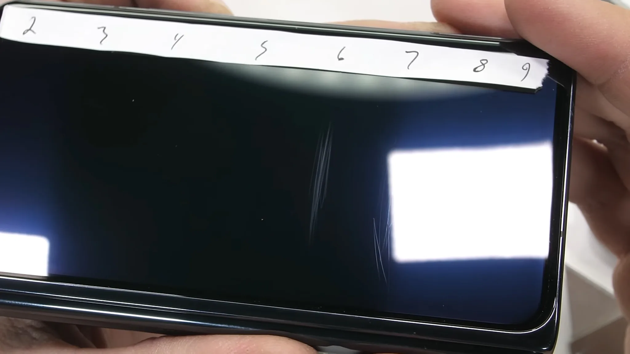 Thử nghiệm độ bền OPPO Find N với cát và vật cứng từ JerryRigEverything