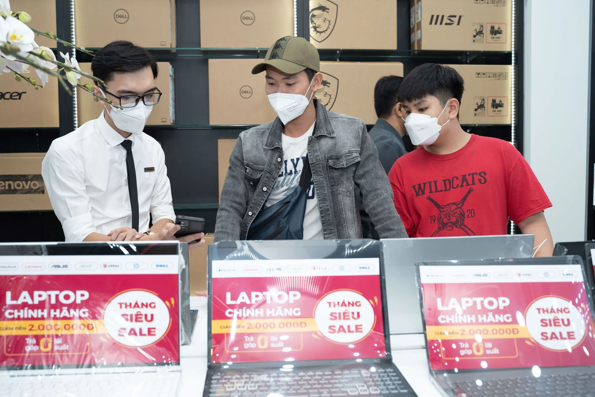 Khai trương trung tâm Laptop chính hãng, ưu đãi nhiều lượng khách tăng đột biến dịp cuối năm