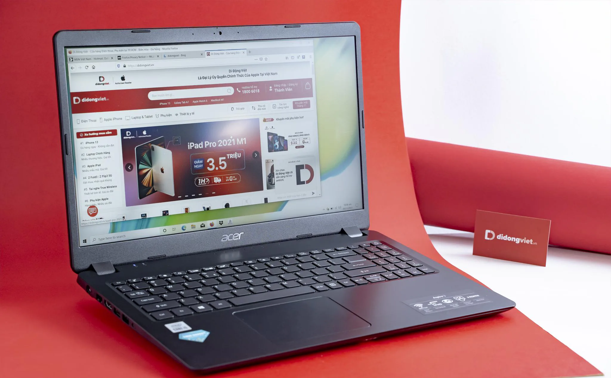 Nhiều người mua laptop tại thời điểm cận Tết Nguyên Đán