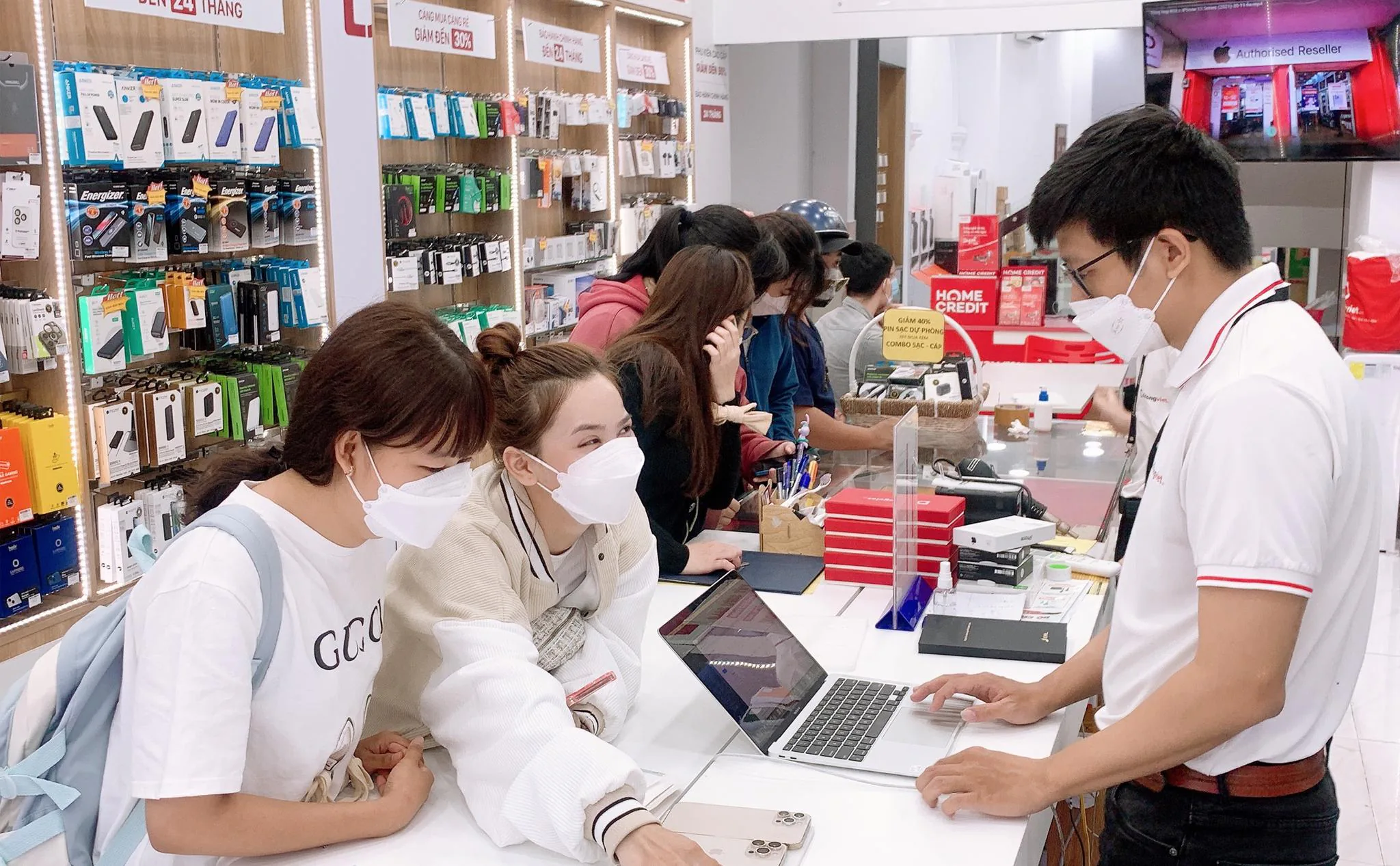 Nhiều người mua smartphone tiết kiệm hơn với hình thức trade-in thu cũ đổi dịp Tết Nguyên Đán