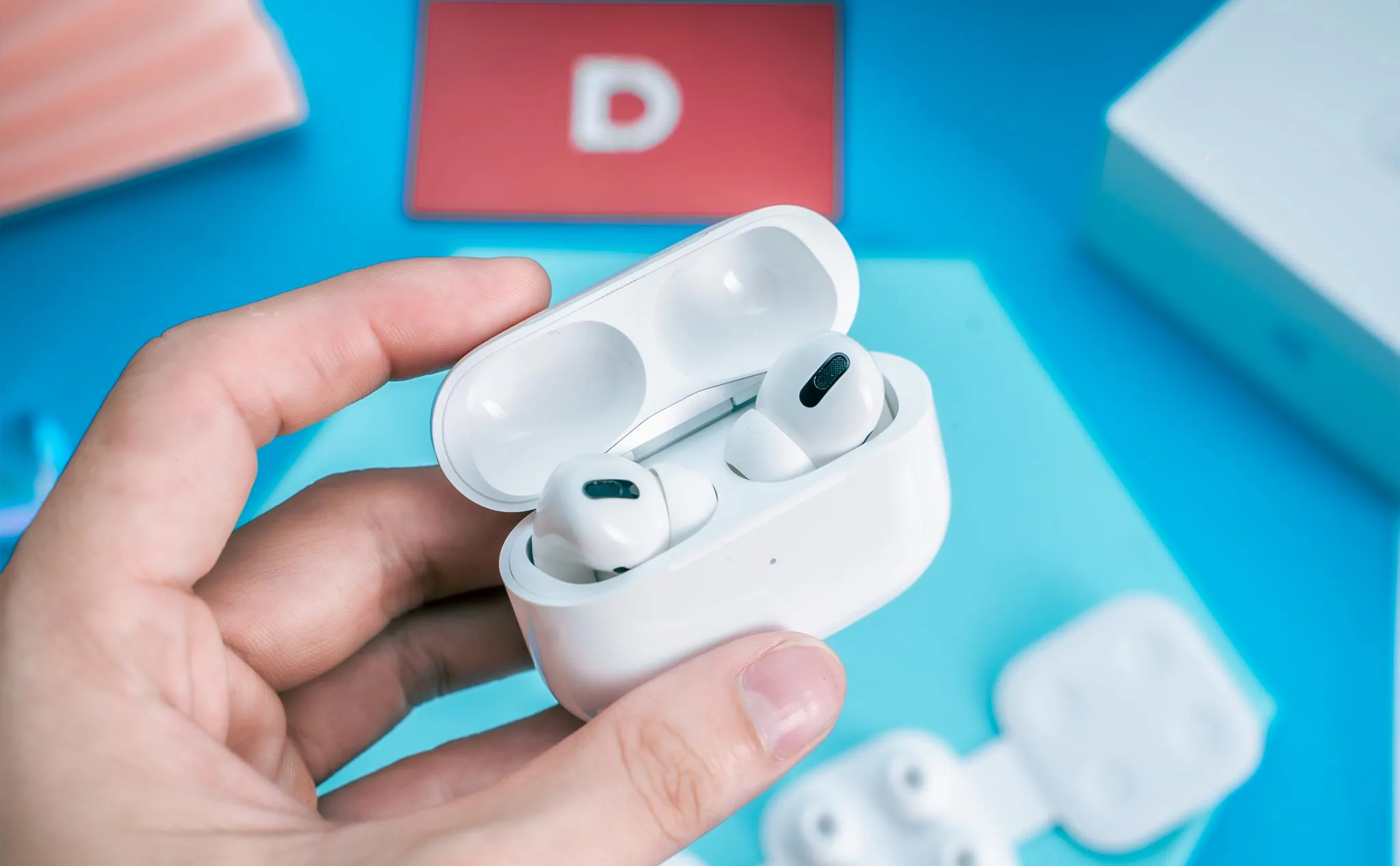 Chỉ còn 4.7 triệu đồng, giá rẻ nhất từ trước đến nay - AirPods Pro hút hàng dịp cận Tết 2022