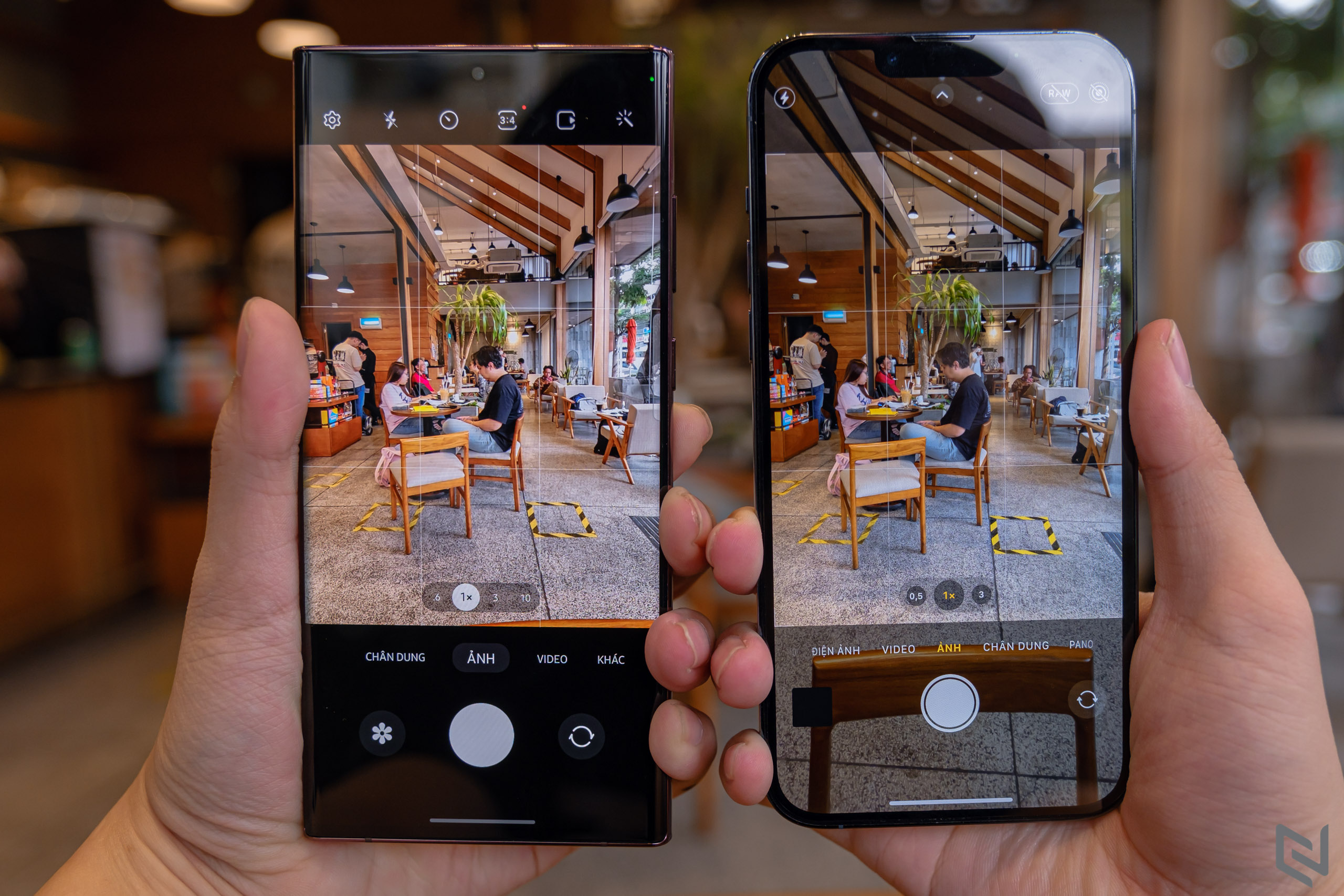 Với Samsung Galaxy S22 Ultra và Apple iPhone 13 Pro Max, bạn sẽ không phải lo lắng về việc chụp ảnh không đẹp nữa. Hai chiếc điện thoại này sở hữu camera hiện đại nhất với nhiều tính năng thông minh hỗ trợ người dùng chụp ảnh đẹp nhất có thể. Hãy xem hình ảnh liên quan để cảm nhận sự khác biệt vượt trội của chúng.