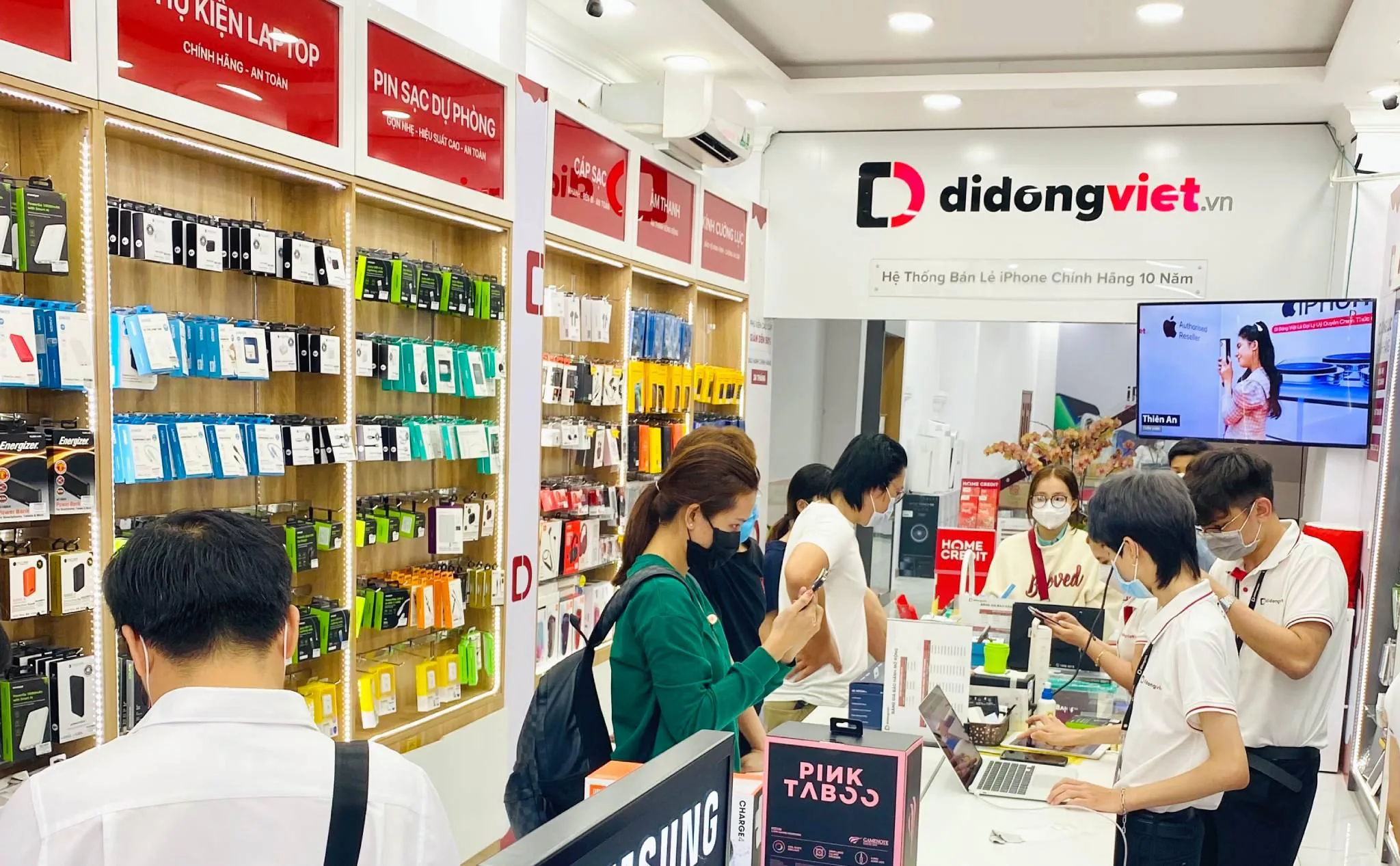 Cuối tuần, đại lý bán lẻ giảm đến nửa giá cho điện thoại, phụ kiện