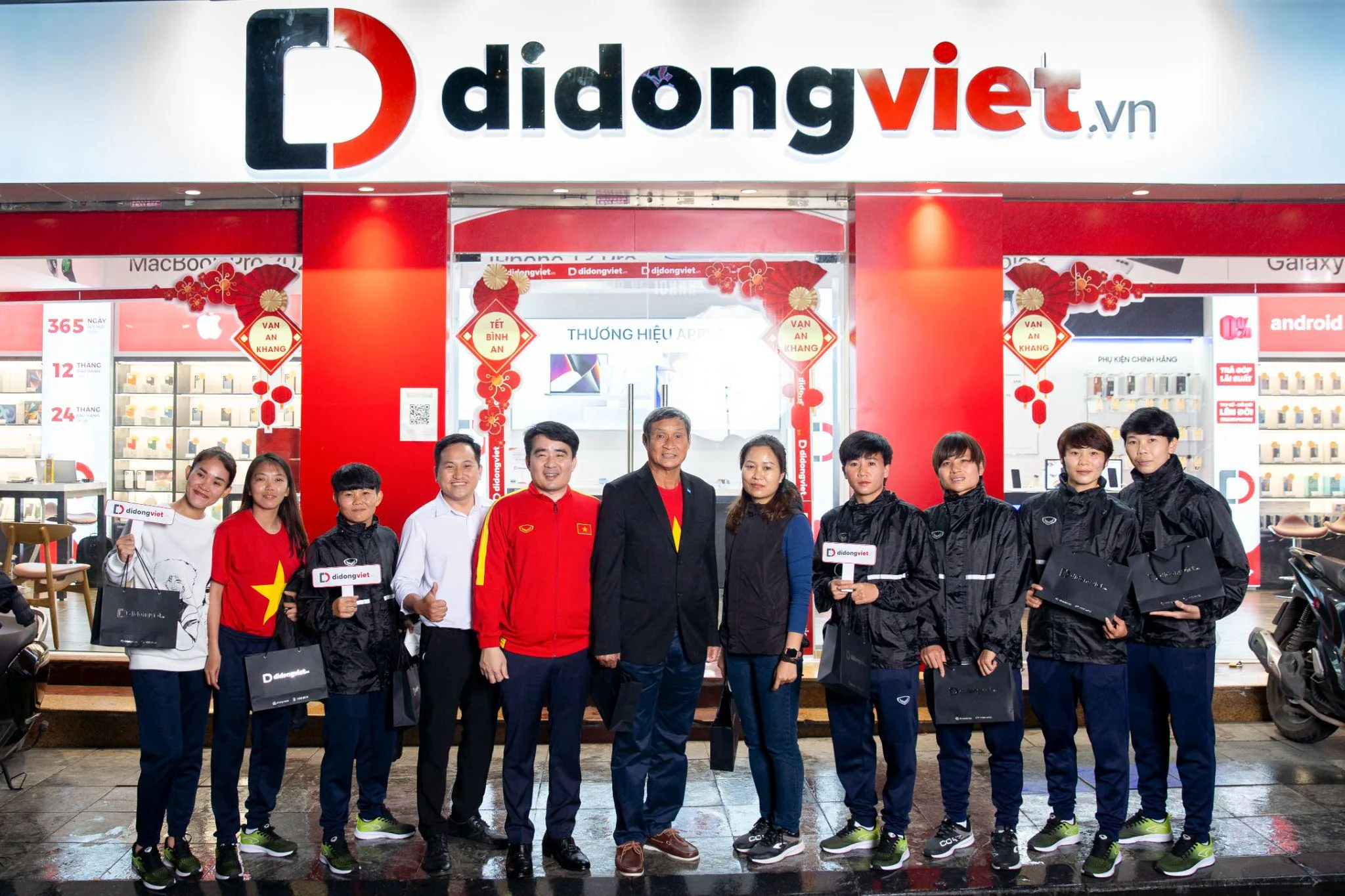 Di Động Việt gửi tặng phần quà thiết thực đến Tuyển nữ Việt Nam khi về nước sau kỳ tích vào Chung kết World Cup