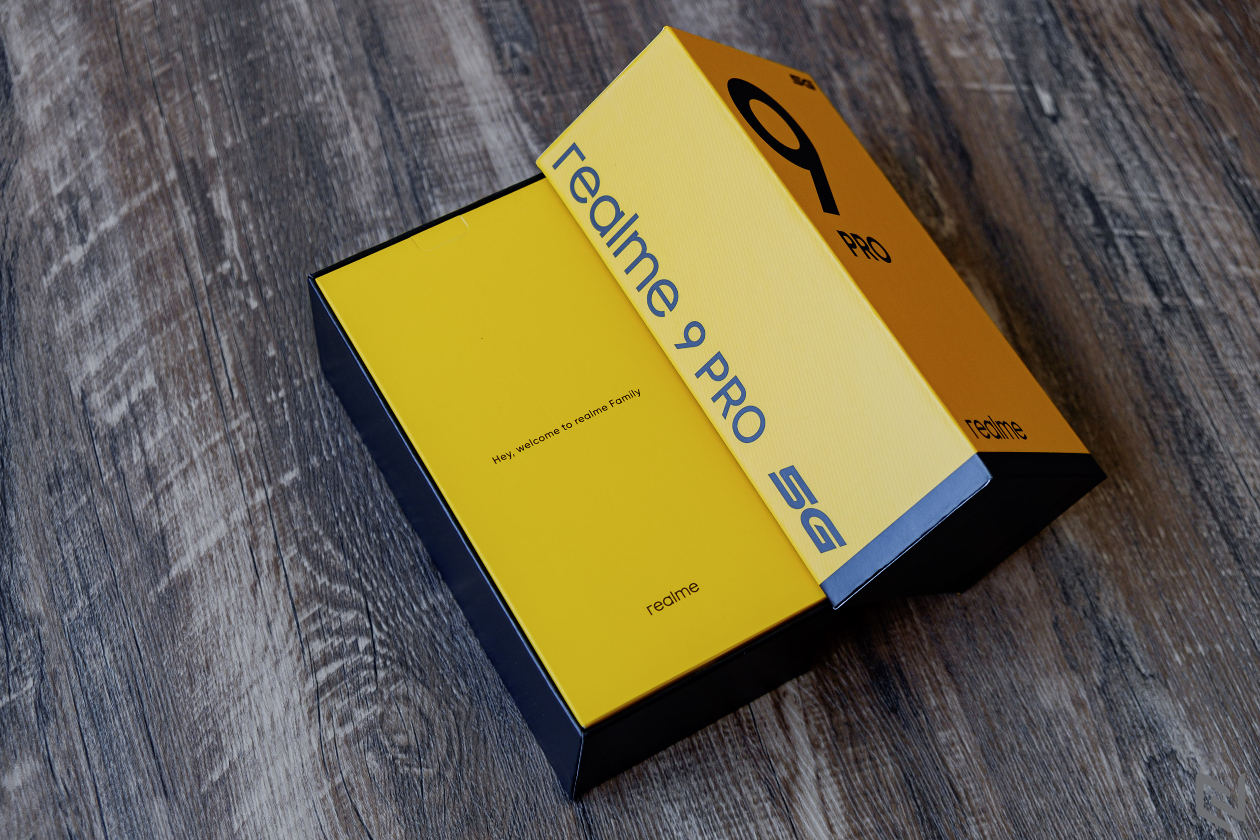Mở hộp realme 9 Pro: Mặt lưng lấp lánh cực đẹp, camera 64MP,chạy Snapdragon 695 5G