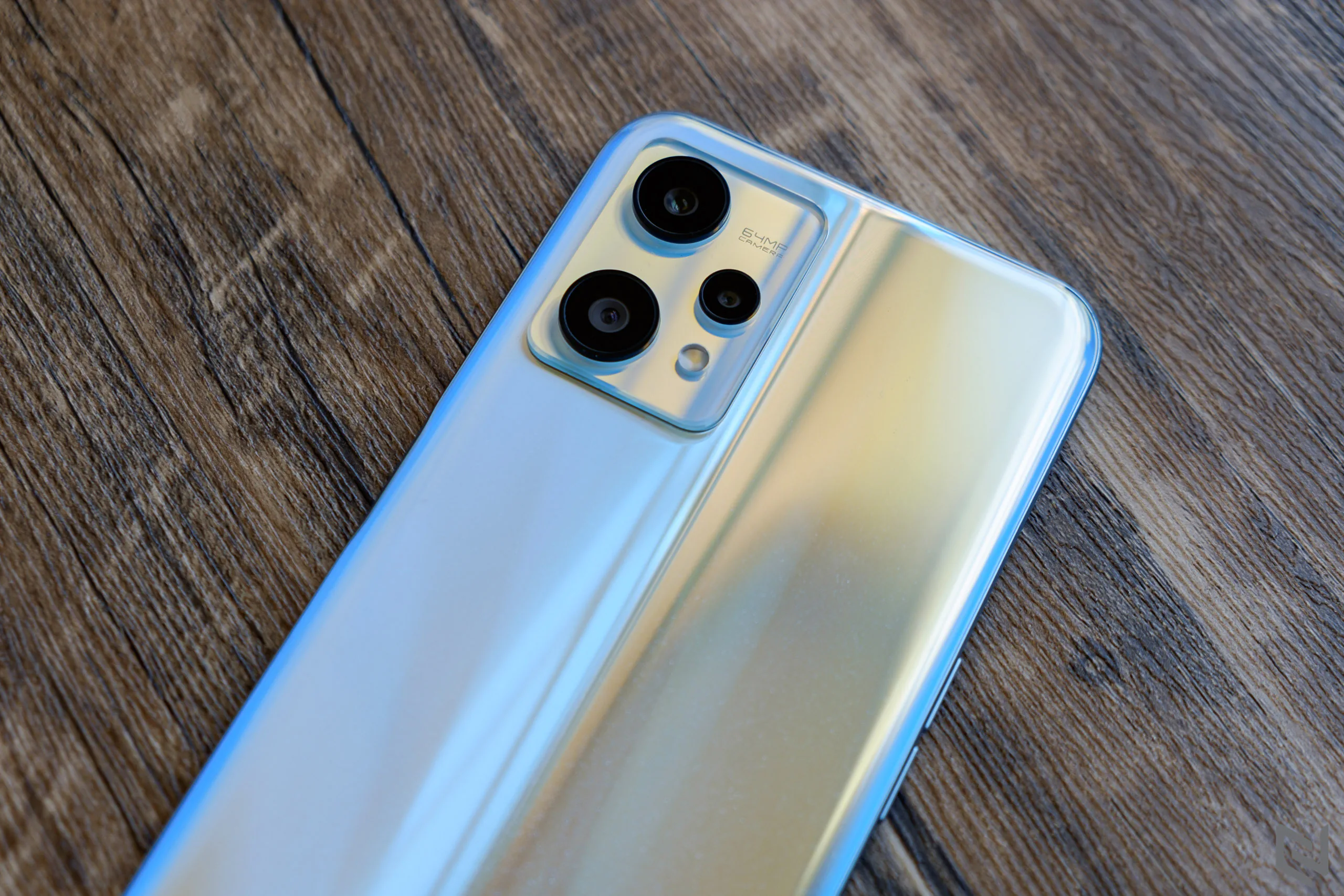 Mở hộp realme 9 Pro: Mặt lưng lấp lánh cực đẹp, camera 64MP,chạy Snapdragon 695 5G