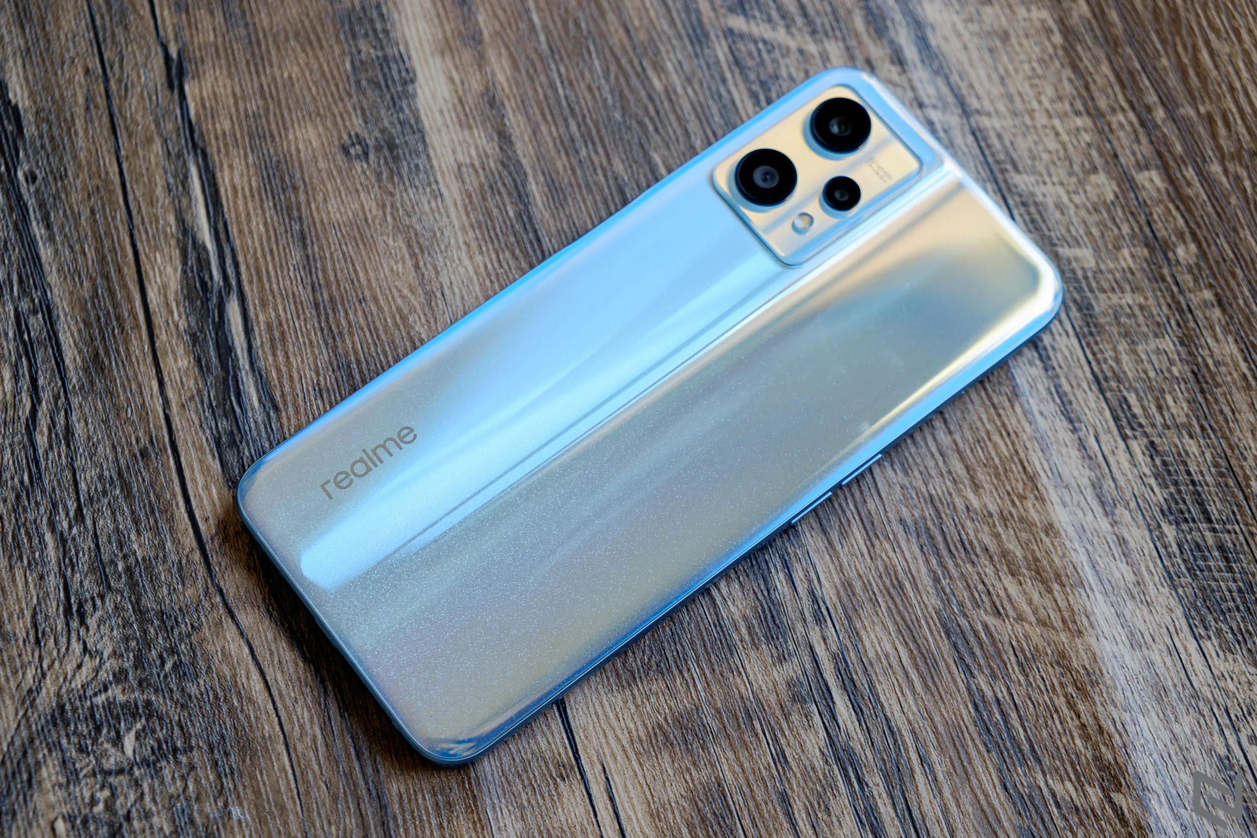 Mở hộp realme 9 Pro: Mặt lưng lấp lánh cực đẹp, camera 64MP,chạy Snapdragon 695 5G