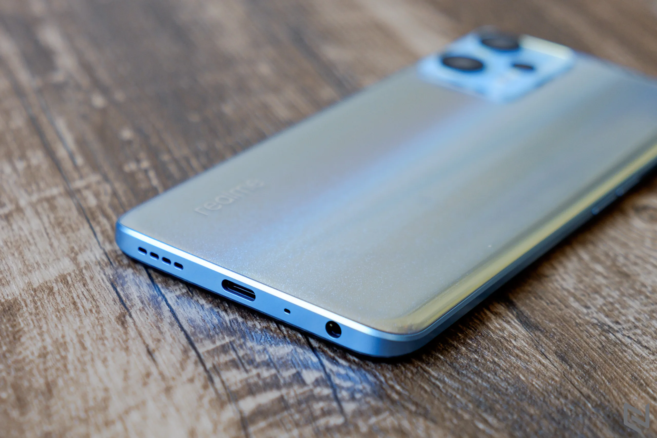 Mở hộp realme 9 Pro: Mặt lưng lấp lánh cực đẹp, camera 64MP,chạy Snapdragon 695 5G