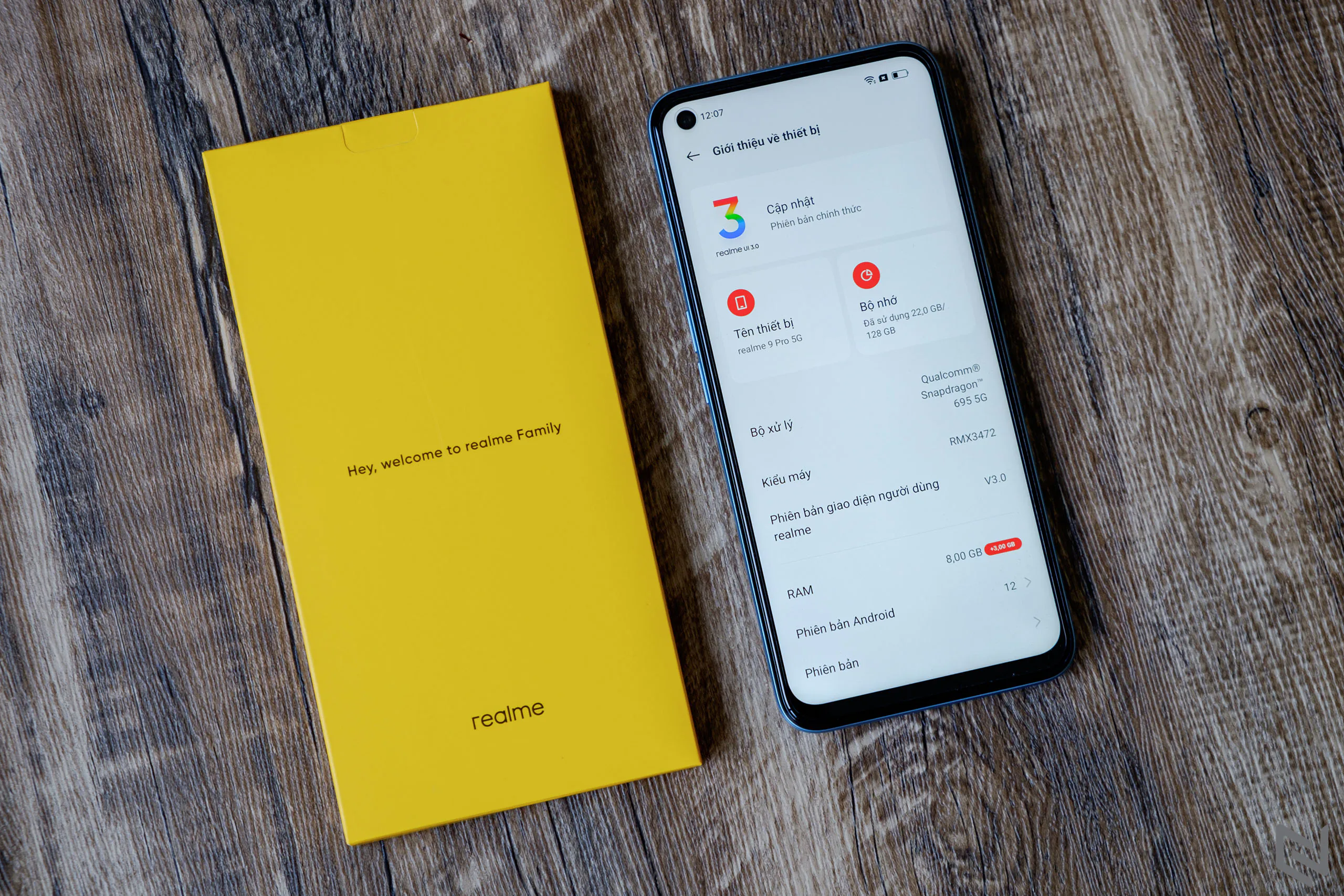 Mở hộp realme 9 Pro: Mặt lưng lấp lánh cực đẹp, camera 64MP,chạy Snapdragon 695 5G
