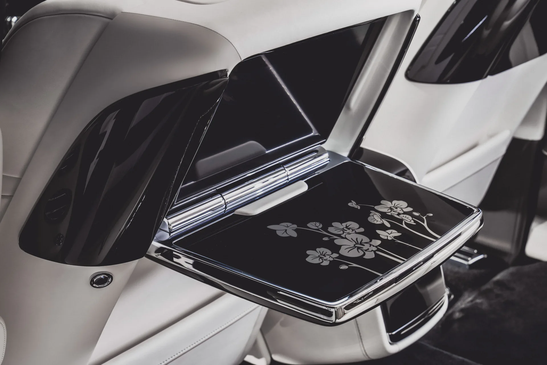 Roll-Royce ra mắt Phantom Orchid duy nhất cực độc đáo dành cho khách hàng