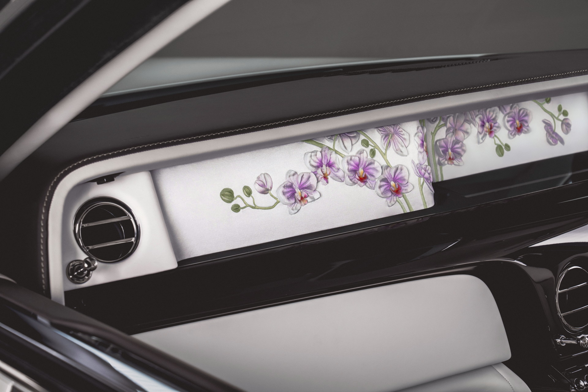 Roll-Royce ra mắt Phantom Orchid duy nhất cực độc đáo dành cho khách hàng