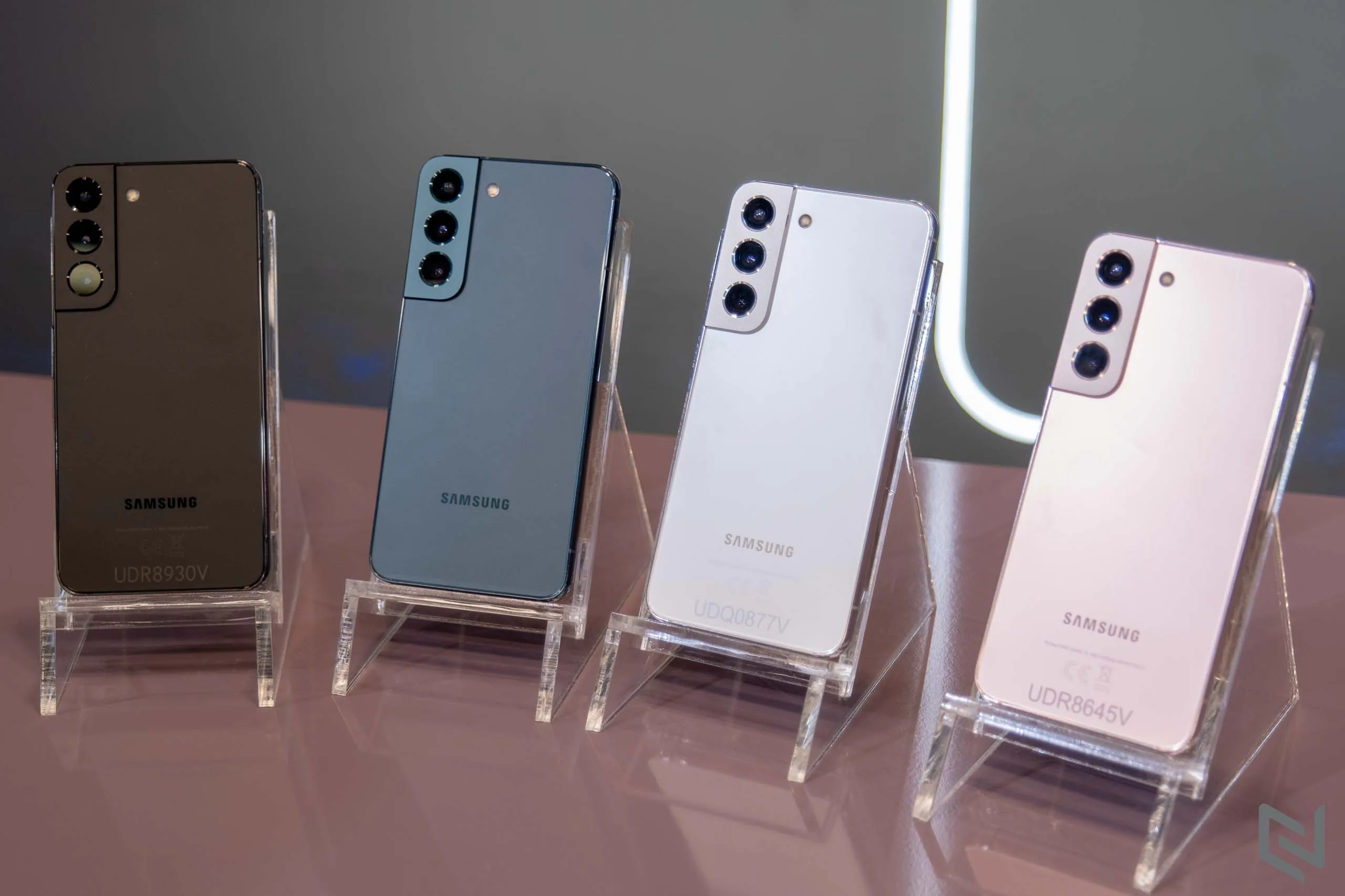 Trên tay bộ ba Galaxy S22 Series: Thiết kế mới, vi xử lý mạnh mẽ, phiên bản Ultra ấn tượng
