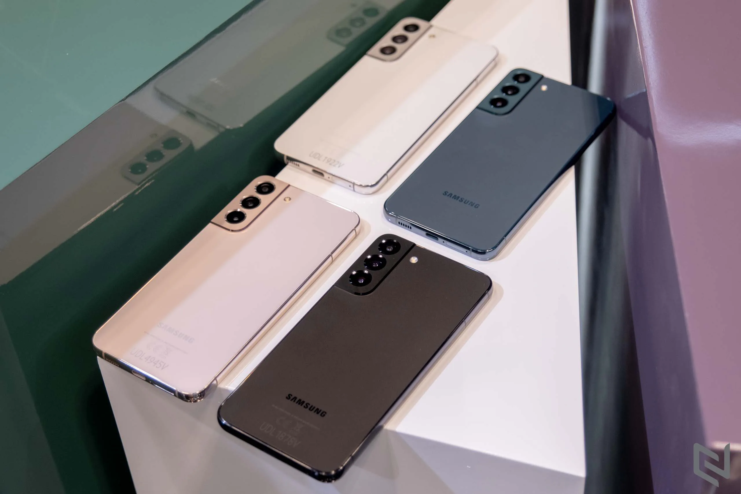 Trên tay bộ ba Galaxy S22 Series: Thiết kế mới, vi xử lý mạnh mẽ, phiên bản Ultra ấn tượng