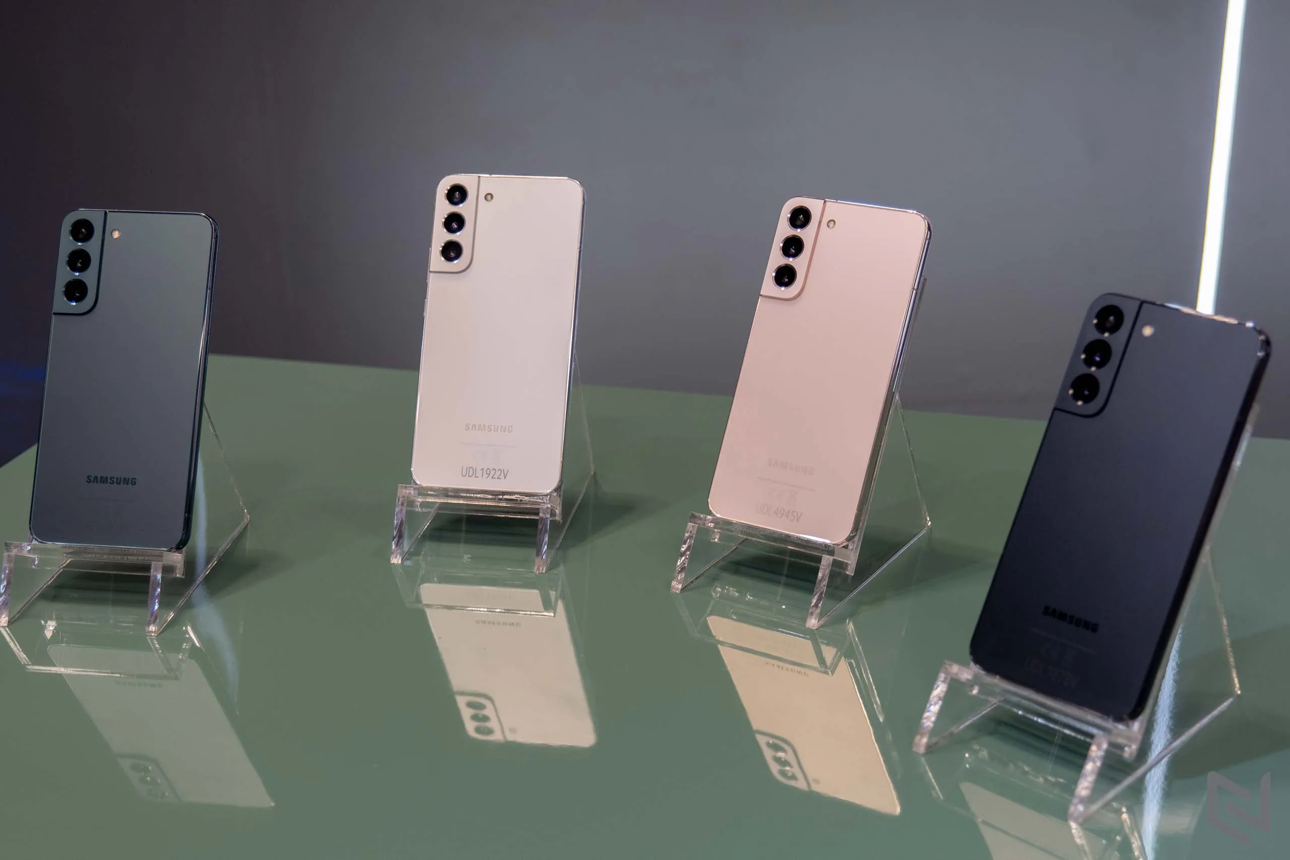 Trên tay bộ ba Galaxy S22 Series: Thiết kế mới, vi xử lý mạnh mẽ, phiên bản Ultra ấn tượng