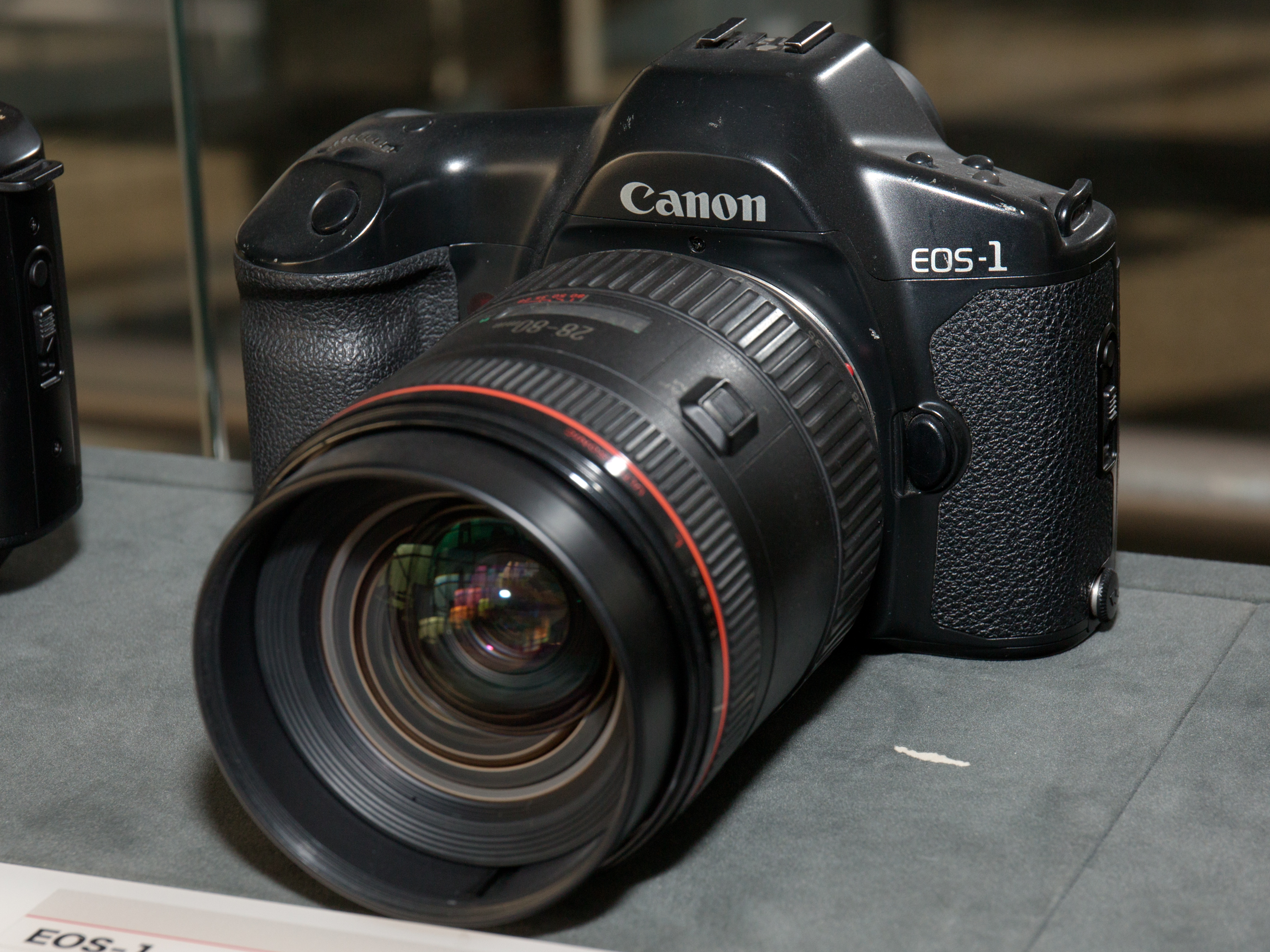 Canon kỉ niệm 35 năm ra mắt hệ thống EOS