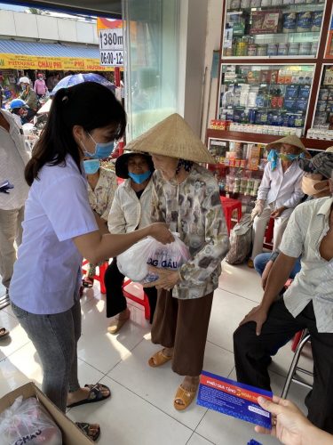 Chuỗi nhà thuốc FPT Long Châu tặng miễn phí 200,000 viên thuốc đặc trị Covid Molnupiravir cho người nghèo