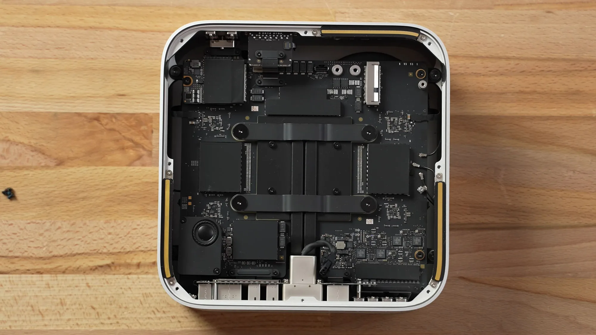 Mở bung Mac Studio với M1 Ultra để soi linh kiện bên trong có gì
