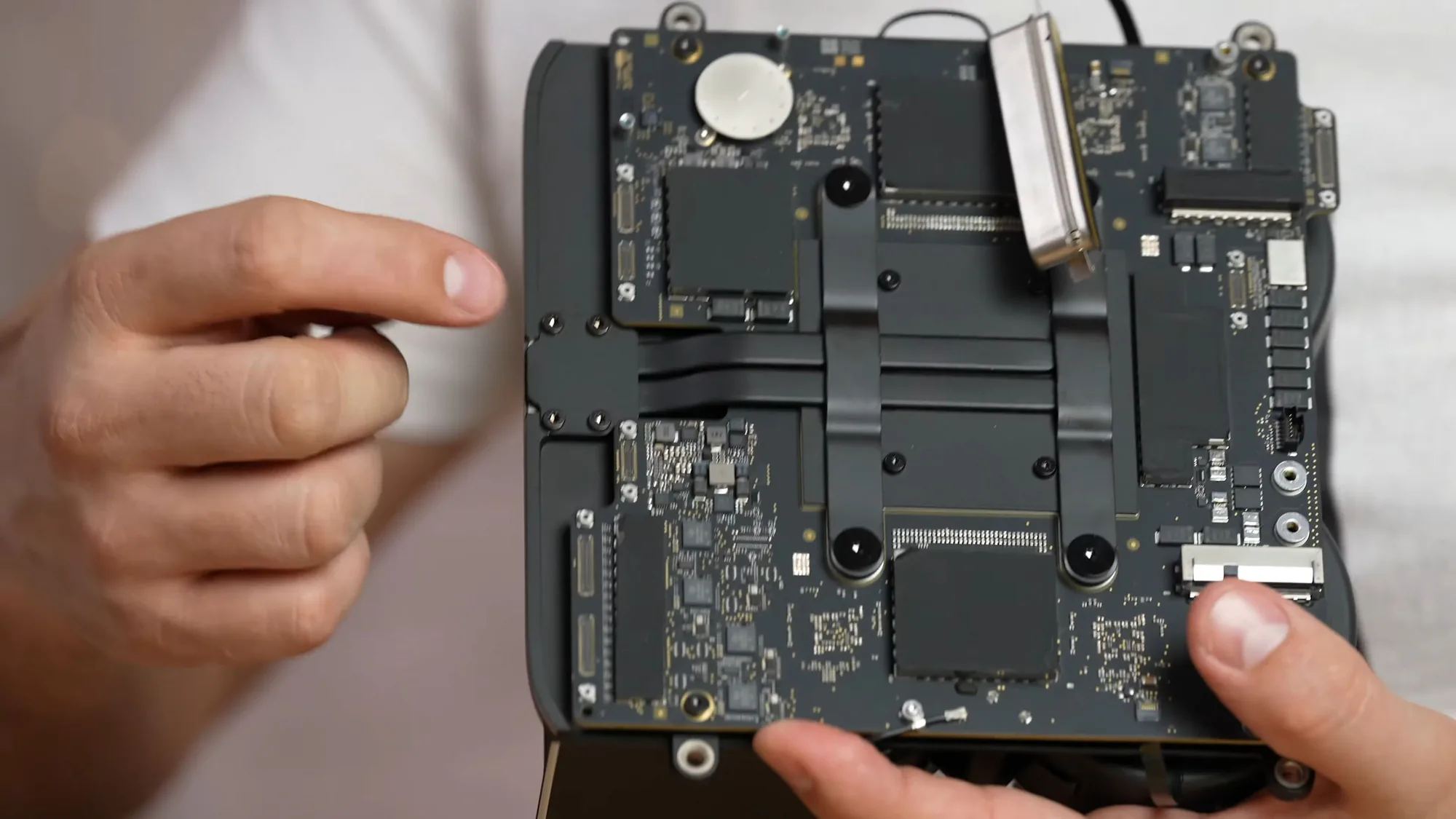 Mở bung Mac Studio với M1 Ultra để soi linh kiện bên trong có gì