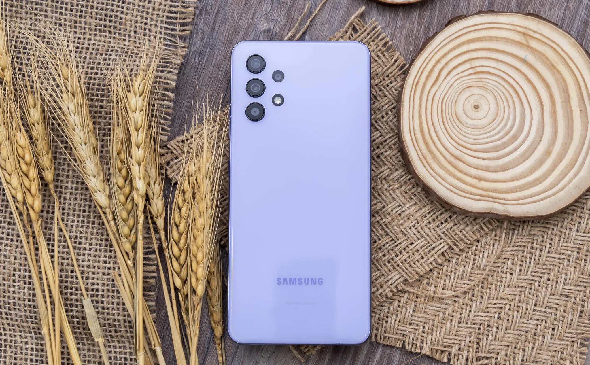 Galaxy A series vẫn là dòng điện thoại bán chạy nhất phân khúc tầm trung giữa tháng 3