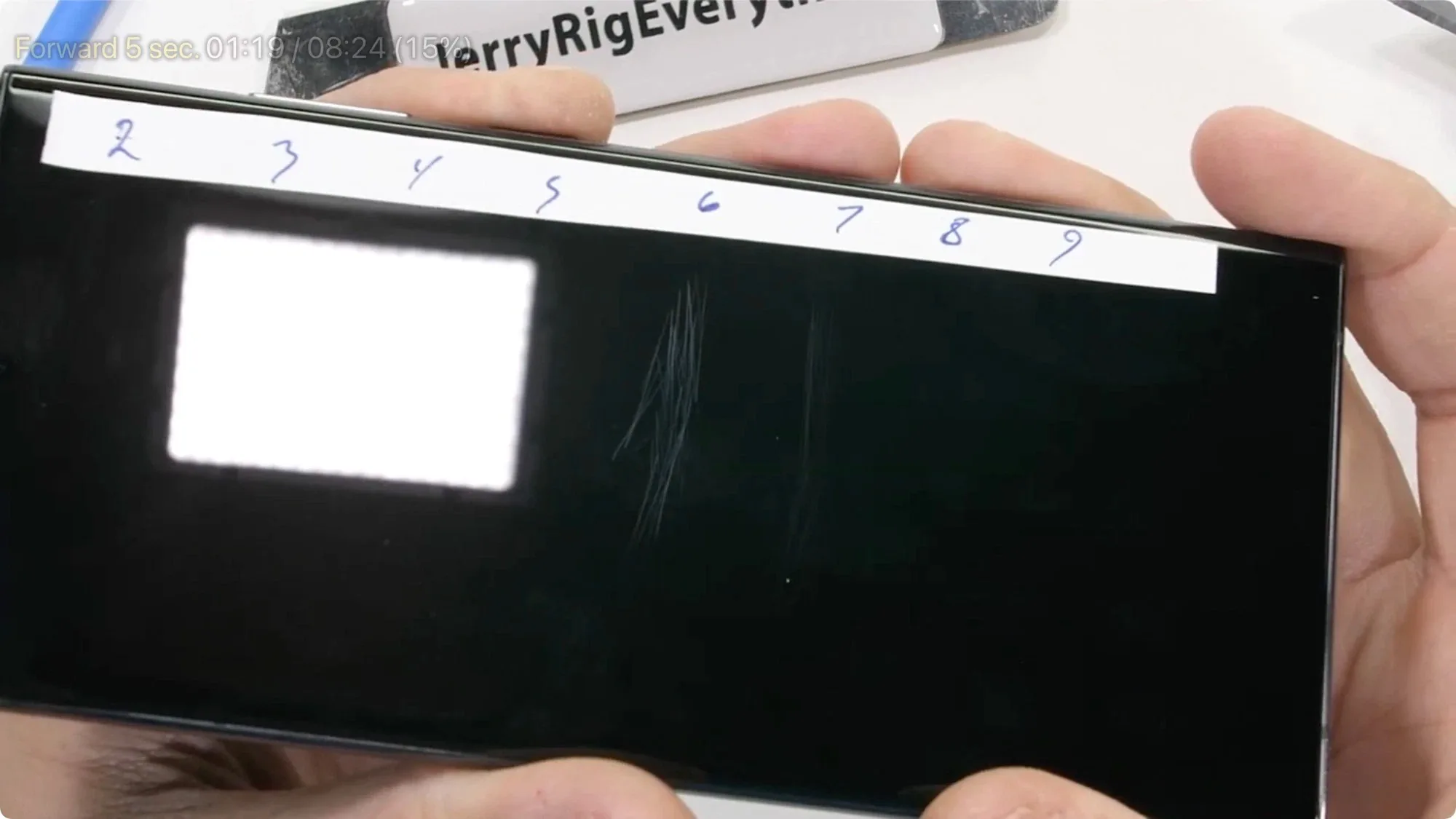 Thử nghiệm kiểm tra độ bền của Galaxy S22 Ultra với JerryRigEverthing: Độ bền cực kỳ ấn tượng.