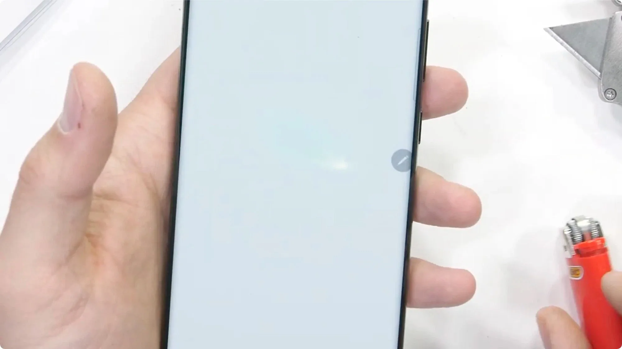 Thử nghiệm kiểm tra độ bền của Galaxy S22 Ultra với JerryRigEverthing: Độ bền cực kỳ ấn tượng.