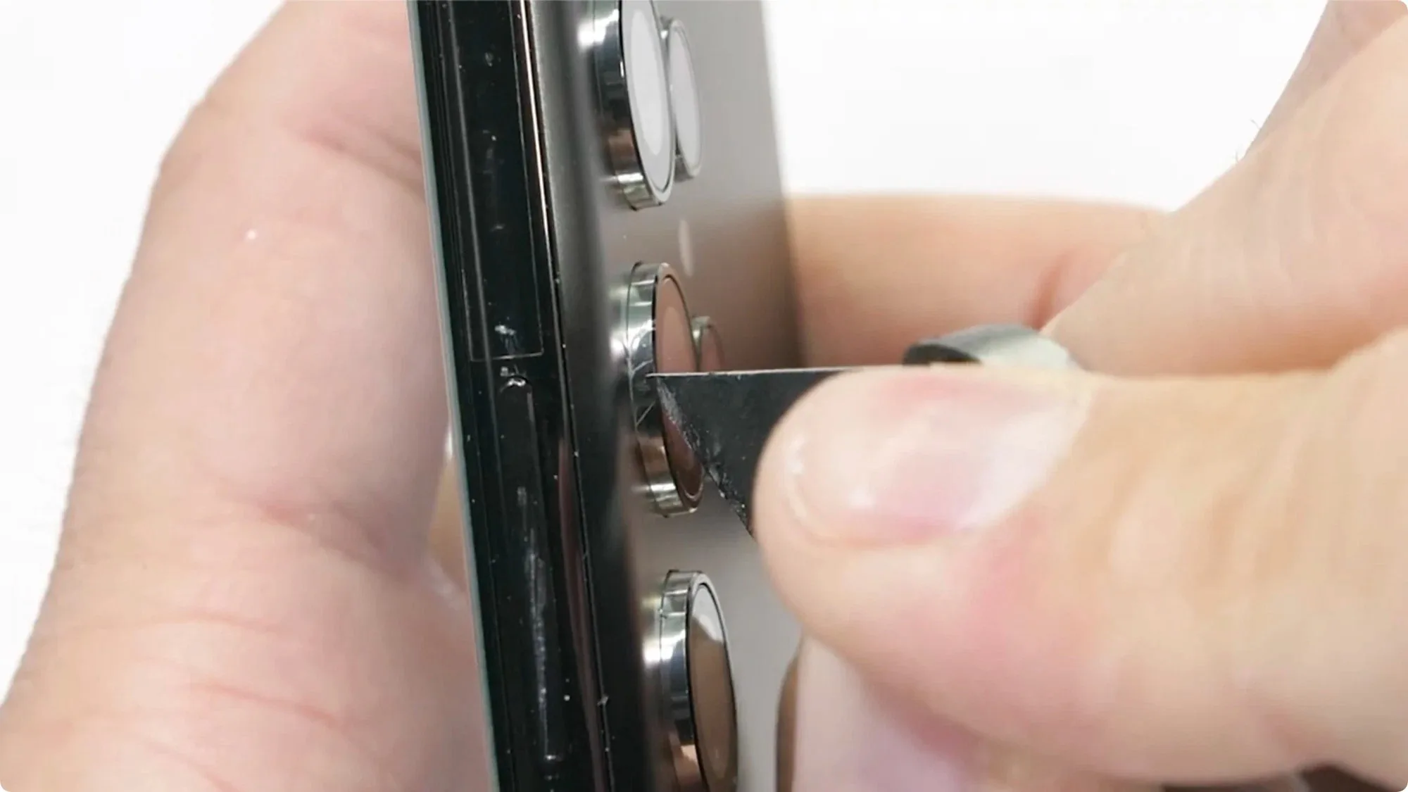 Thử nghiệm kiểm tra độ bền của Galaxy S22 Ultra với JerryRigEverthing: Độ bền cực kỳ ấn tượng.