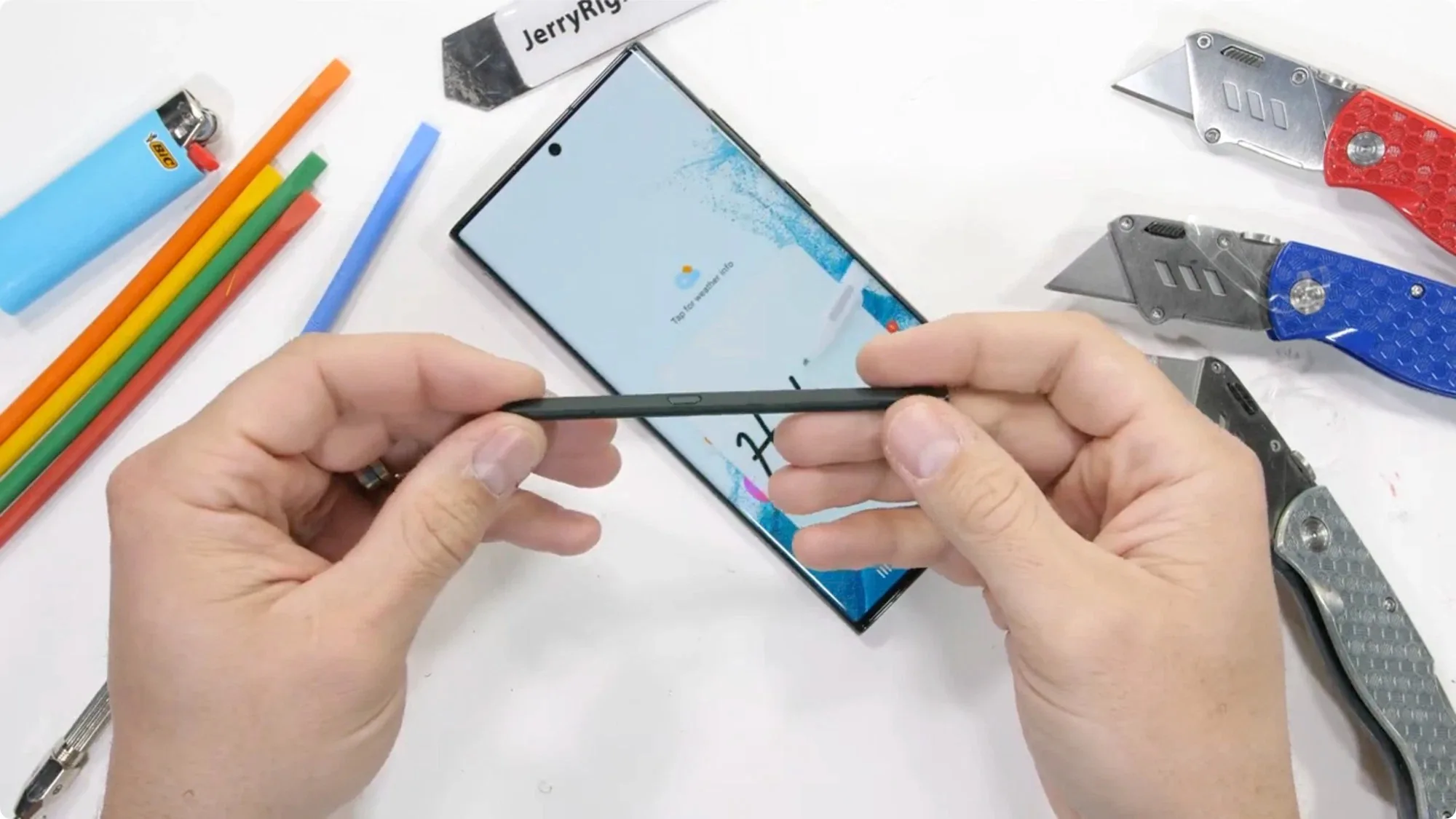 Thử nghiệm kiểm tra độ bền của Galaxy S22 Ultra với JerryRigEverthing: Độ bền cực kỳ ấn tượng.
