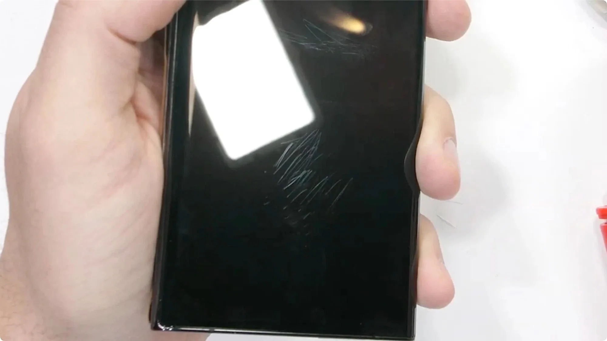 Thử nghiệm kiểm tra độ bền của Galaxy S22 Ultra với JerryRigEverthing: Độ bền cực kỳ ấn tượng.
