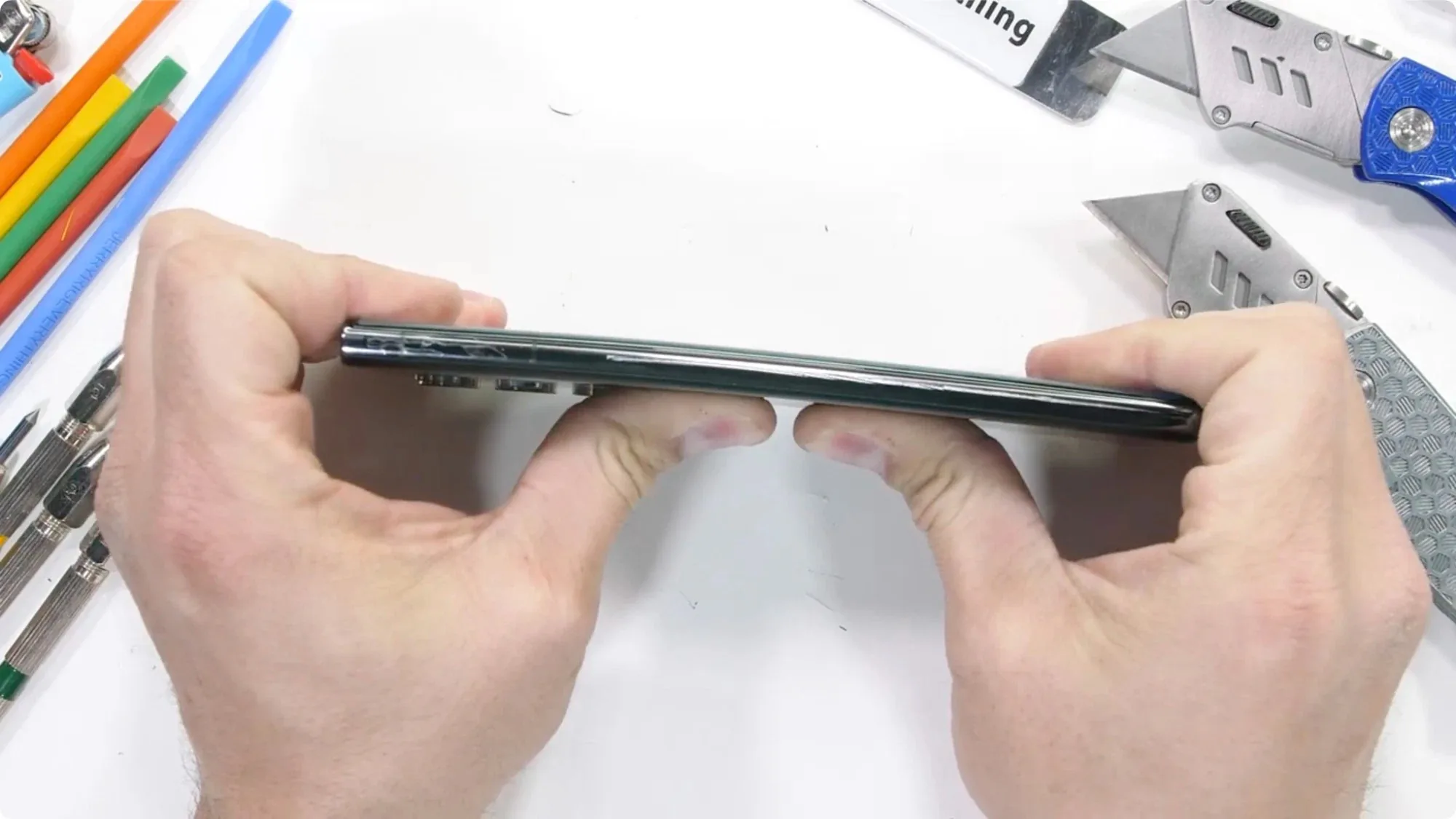 Thử nghiệm kiểm tra độ bền của Galaxy S22 Ultra với JerryRigEverthing: Độ bền cực kỳ ấn tượng.