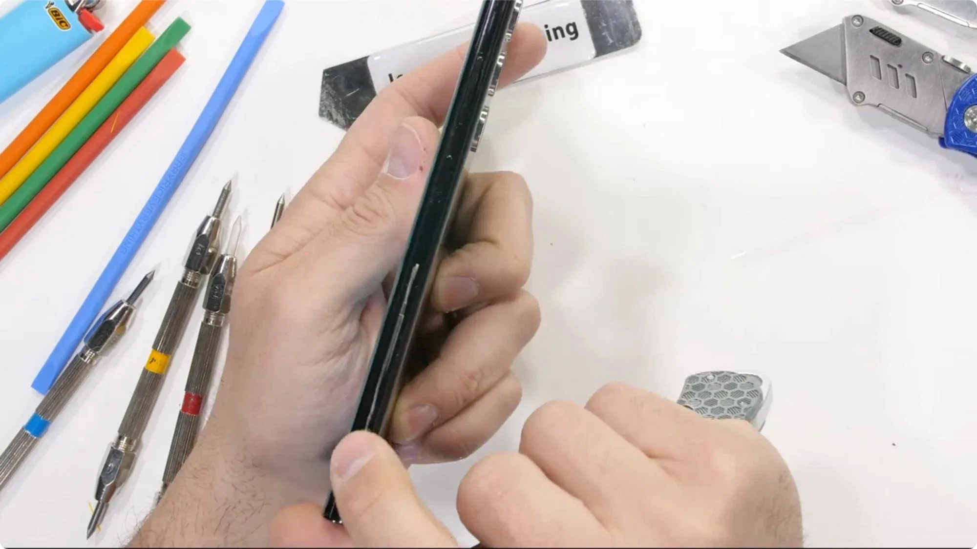 Thử nghiệm kiểm tra độ bền của Galaxy S22 Ultra với JerryRigEverthing: Độ bền cực kỳ ấn tượng.