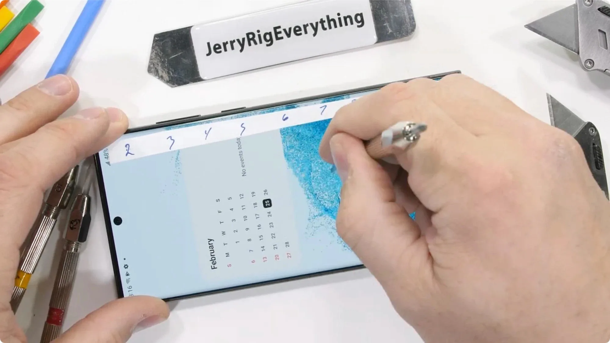 Thử nghiệm kiểm tra độ bền của Galaxy S22 Ultra với JerryRigEverthing: Độ bền cực kỳ ấn tượng.