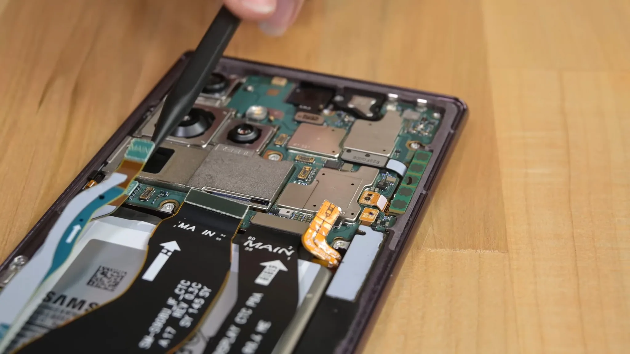 Tháo tung Galaxy S22 Ultra cùng iFixit: Hệ thống làm mát và nhiều thành phần phức tạp