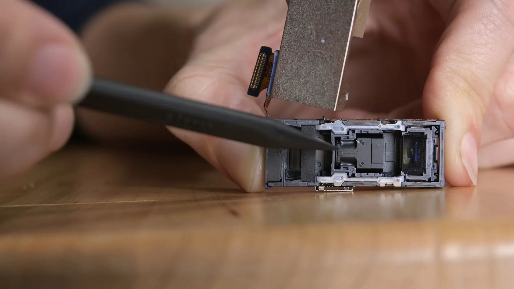 Tháo tung Galaxy S22 Ultra cùng iFixit: Hệ thống làm mát và nhiều thành phần phức tạp