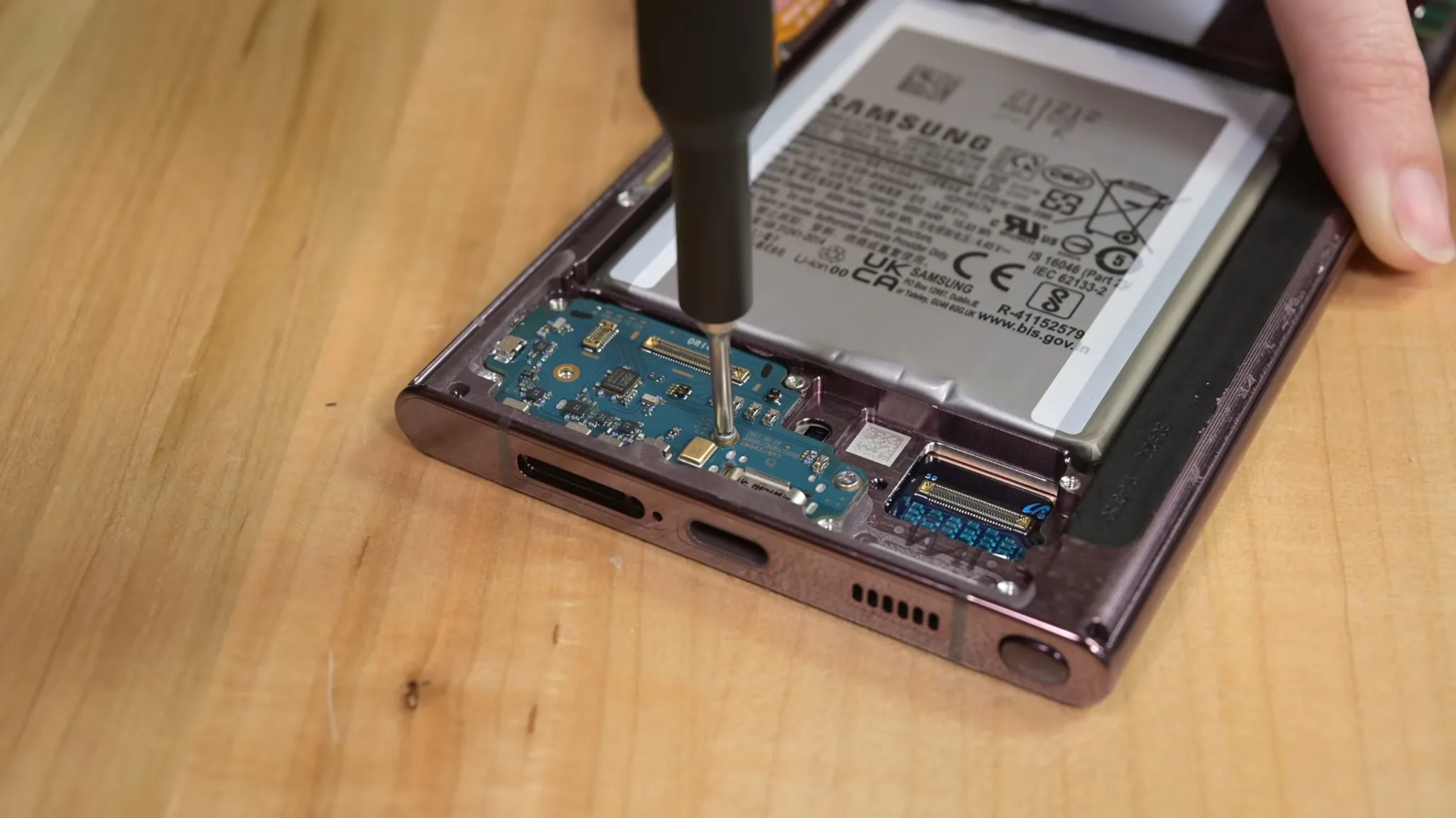 Tháo tung Galaxy S22 Ultra cùng iFixit: Hệ thống làm mát và nhiều thành phần phức tạp