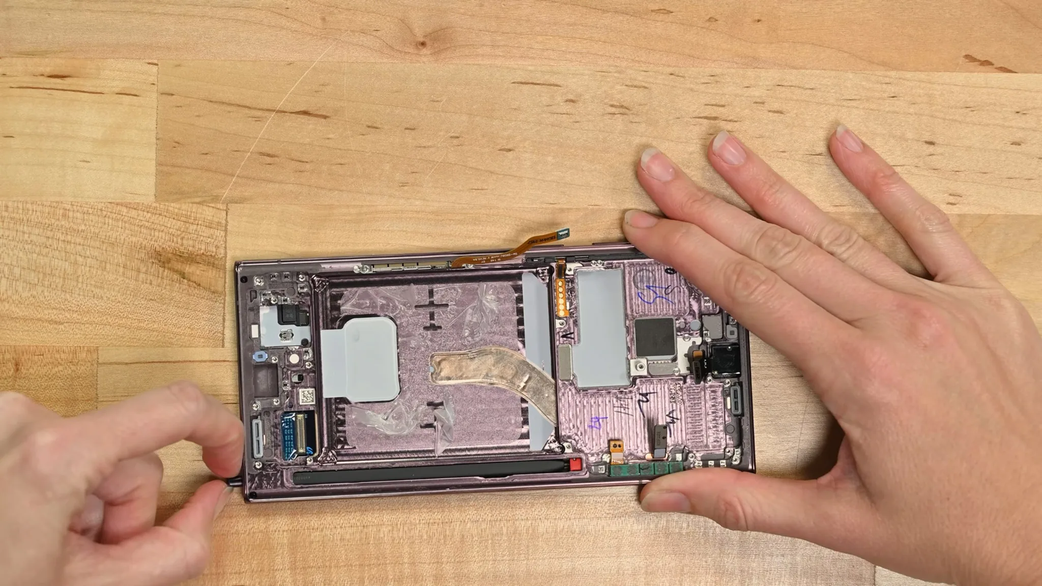Tháo tung Galaxy S22 Ultra cùng iFixit: Hệ thống làm mát và nhiều thành phần phức tạp