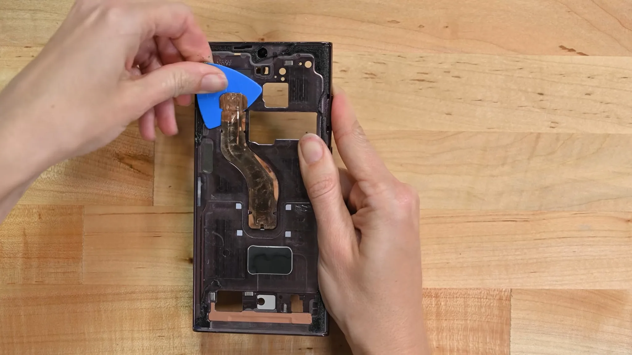 Tháo tung Galaxy S22 Ultra cùng iFixit: Hệ thống làm mát và nhiều thành phần phức tạp