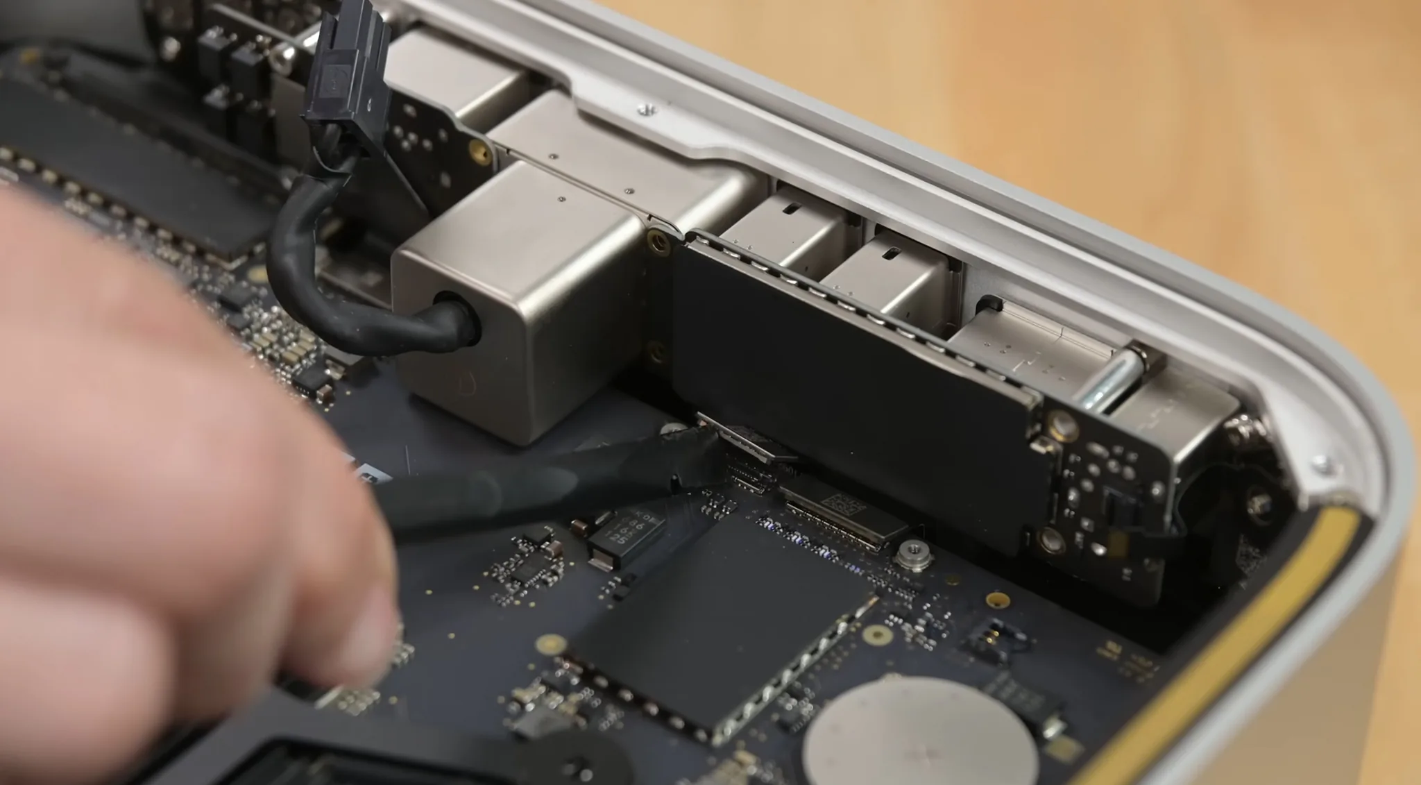 Tháo tung Mac Studio cùng iFixit: Thay thế được SSD, nhưng nâng cấp thì không