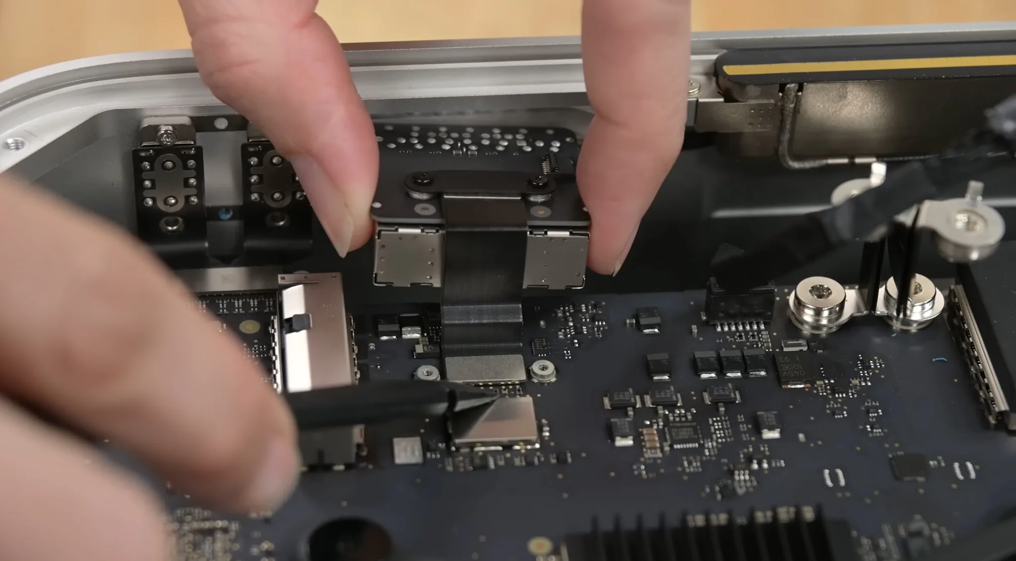 Tháo tung Mac Studio cùng iFixit: Thay thế được SSD, nhưng nâng cấp thì không