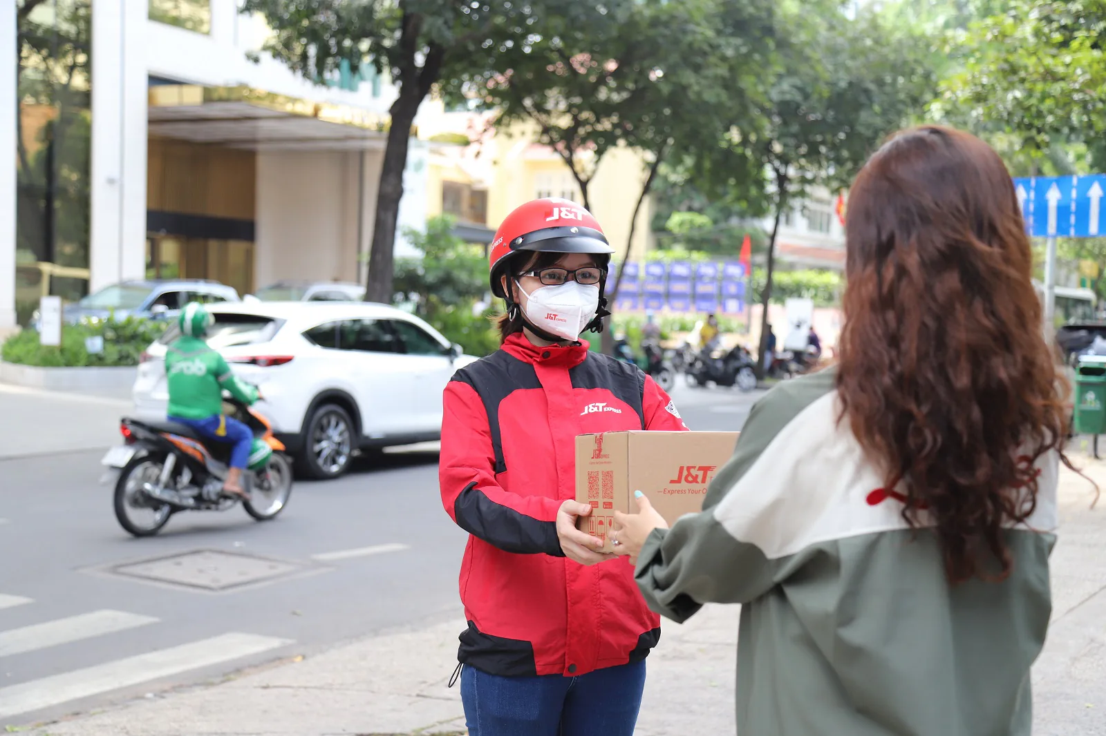 Doanh nghiệp chuyển phát nhanh nỗ lực kích cầu thị trường mùa ‘hạ nhiệt’