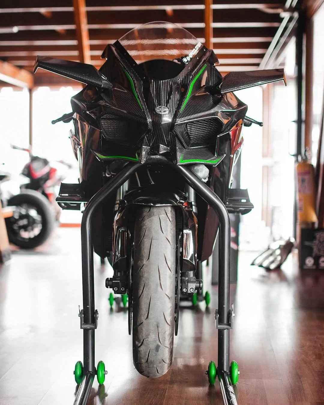 Kawasaki Ninja H2R có giá gần 2 tỷ đồng tại Việt Nam, dự kiến giao xe 4/2022