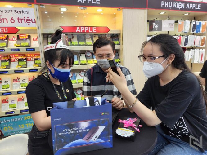 Quang cảnh buổi mở bán Galaxy S22 series đầu tiên Việt Nam tại FPT Shop