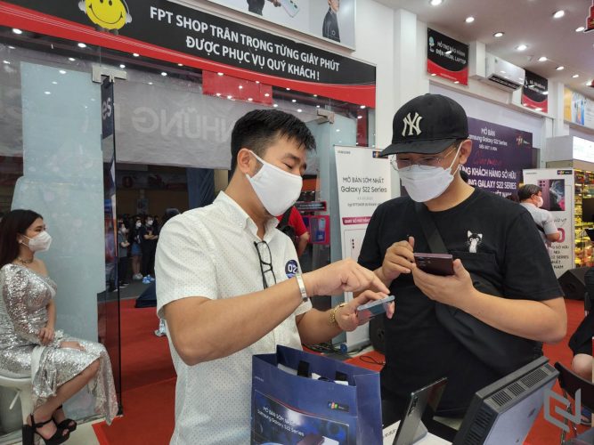 Quang cảnh buổi mở bán Galaxy S22 series đầu tiên Việt Nam tại FPT Shop