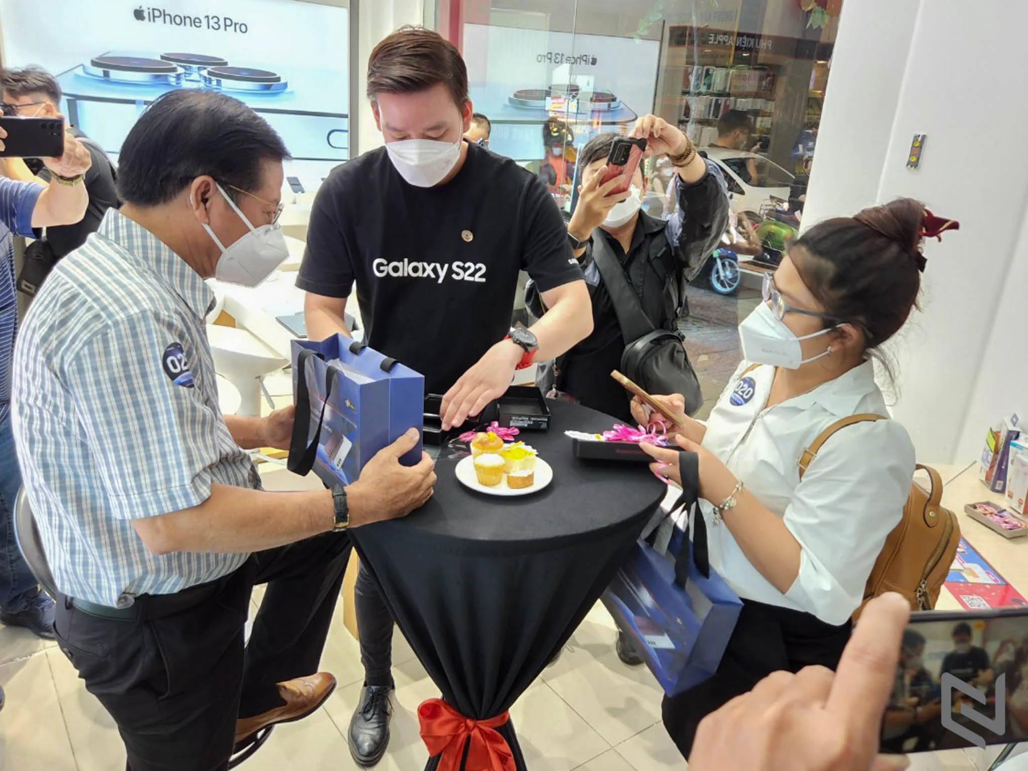 Quang cảnh buổi mở bán Galaxy S22 series đầu tiên Việt Nam tại FPT Shop