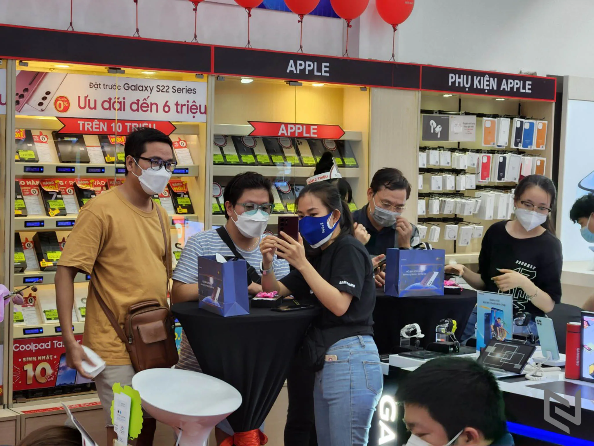 Quang cảnh buổi mở bán Galaxy S22 series đầu tiên Việt Nam tại FPT Shop