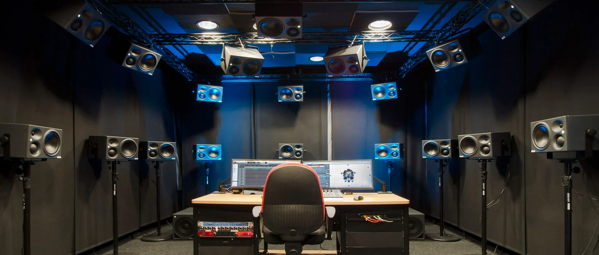Tập đoàn Sennheiser tập trung đầu tư vào ba bộ phận kinh doanh Pro Audio, Business Communication và Neumann.Berlin.