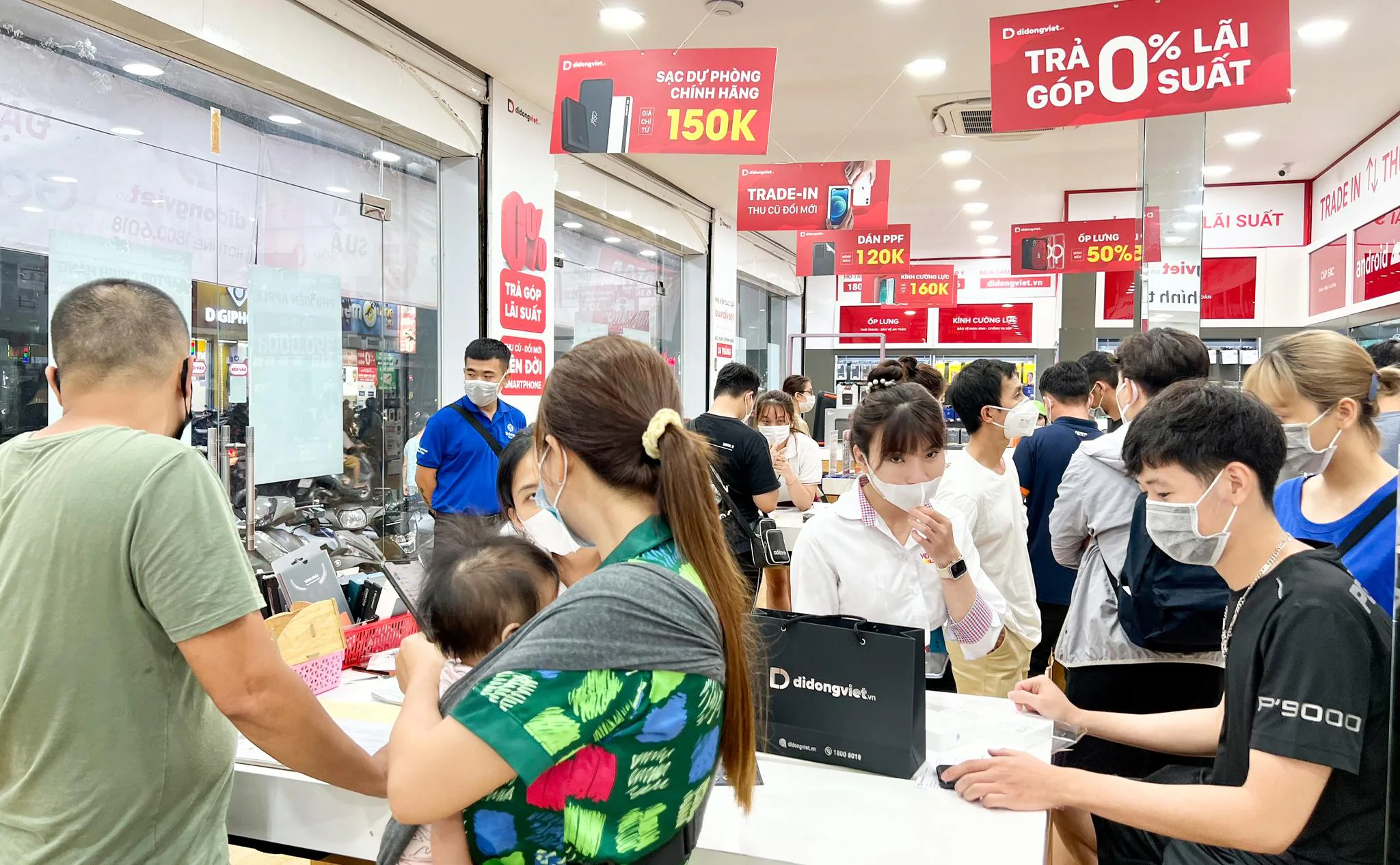 Nhiều điện thoại, laptop, phụ kiện công nghệ giảm nửa giá dịp cuối tuần